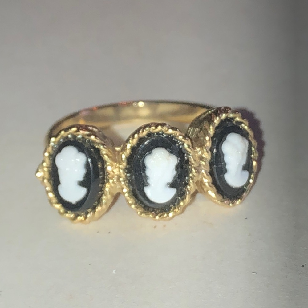 Gold Tone Vintage Black Cameo Triple Portrait Ring